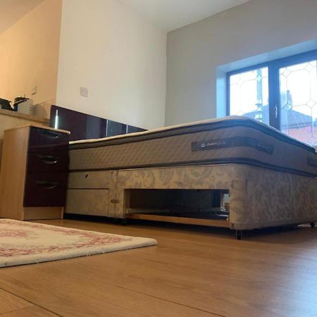 شقة One Lovely Apartmt 1 Double & 2 Camp Beds Stoke-on-Trent المظهر الخارجي الصورة